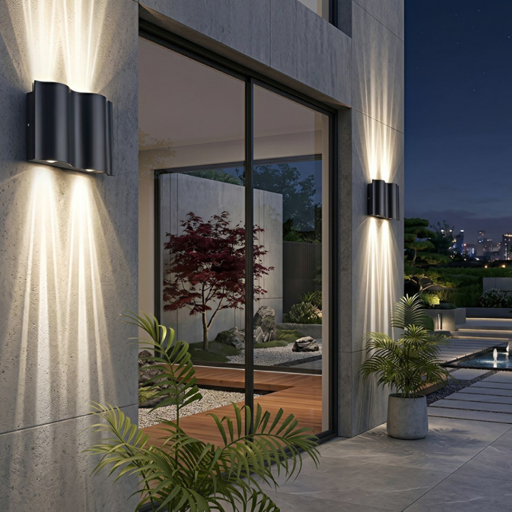 Aplique exterior LED ondulado, luz arriba-abajo, perfecto para iluminación de jardín.