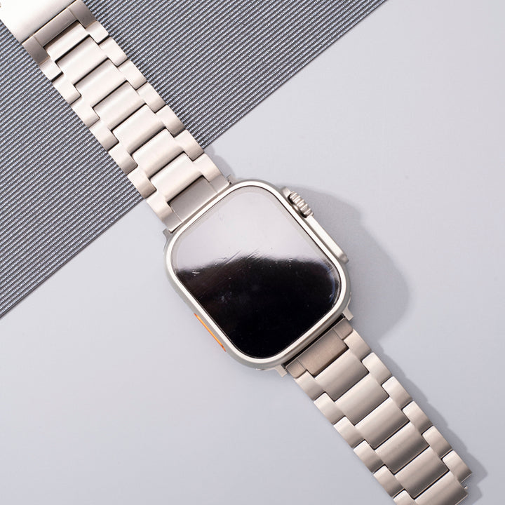 Pulsera de titanio para smartwatch, acabado premium. Cierre magnético ajustable y cómodo.