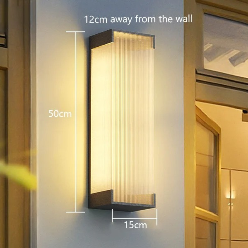 Iluminación LED de pared moderna y regulable, acero inoxidable para un exterior sofisticado.