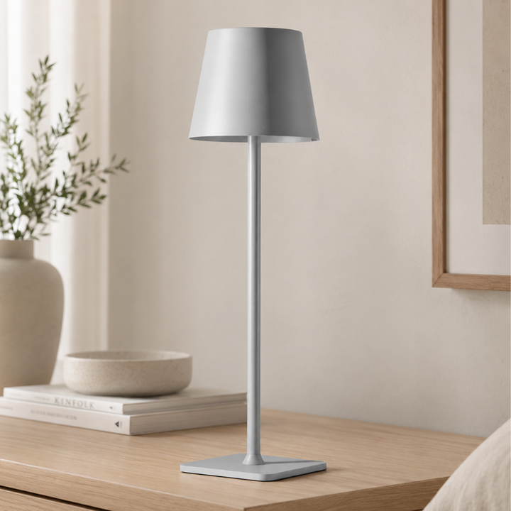 Lámpara de mesa nórdica, táctil, LED. Inalámbrica, regulable. Versátil para ambientes interiores y exteriores.