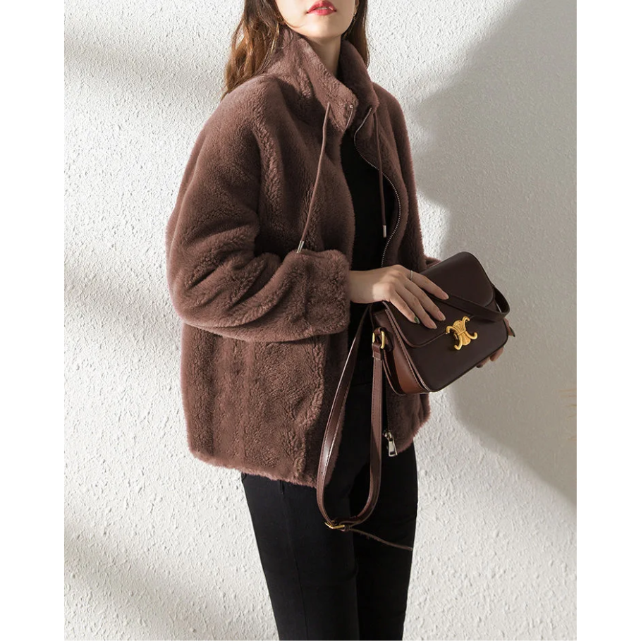 Trench largo de ante para mujer, corte oversized, ideal para climas templados de otoño.
