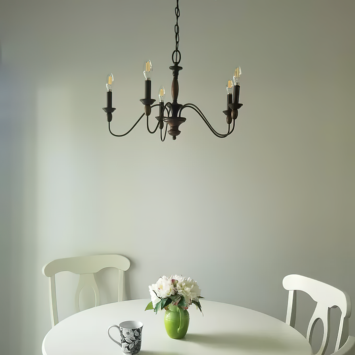 Candelabro elegante para comedor, diseño moderno con estructura de madera y metal.
