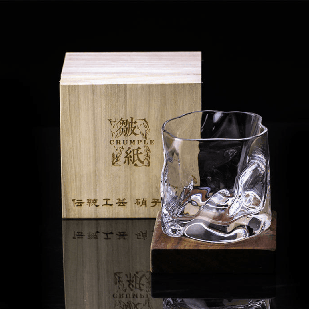 Vaso de whisky Kiriko Edo artesanal único, diseño arrugado escultórico, pieza de arte japonés.