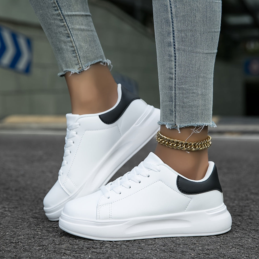 Vista lateral de las zapatillas blancas HERTA con plataforma, un calzado cómodo y con estilo para mujer.