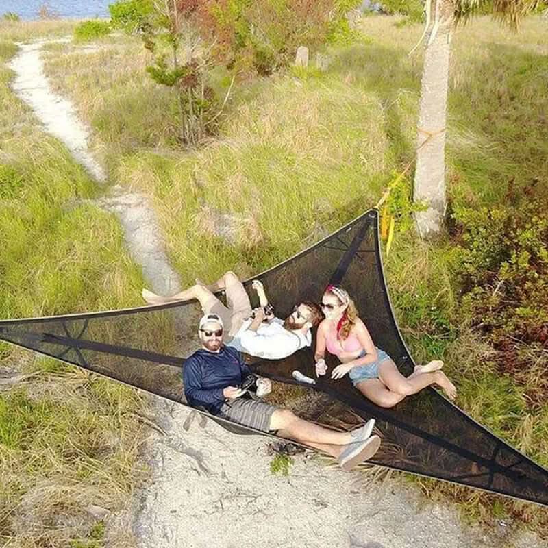Hamaca para varias personas en camping. Resistente, portátil y perfecta para relajación o aventura al aire libre.