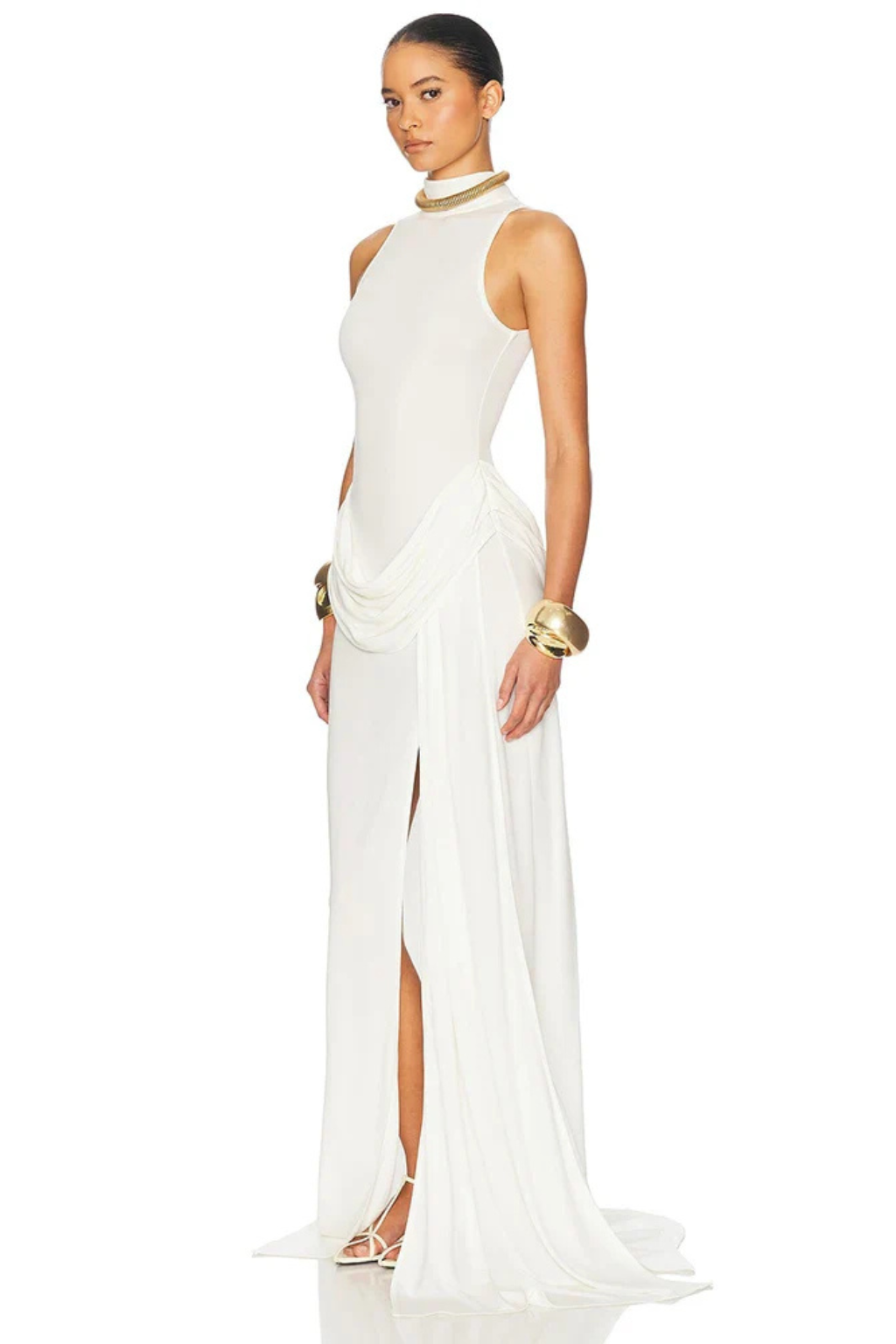 Elegante vestido maxi negro para mujer, cuello alto y abertura lateral. Perfecto para una boda de verano o evento formal.