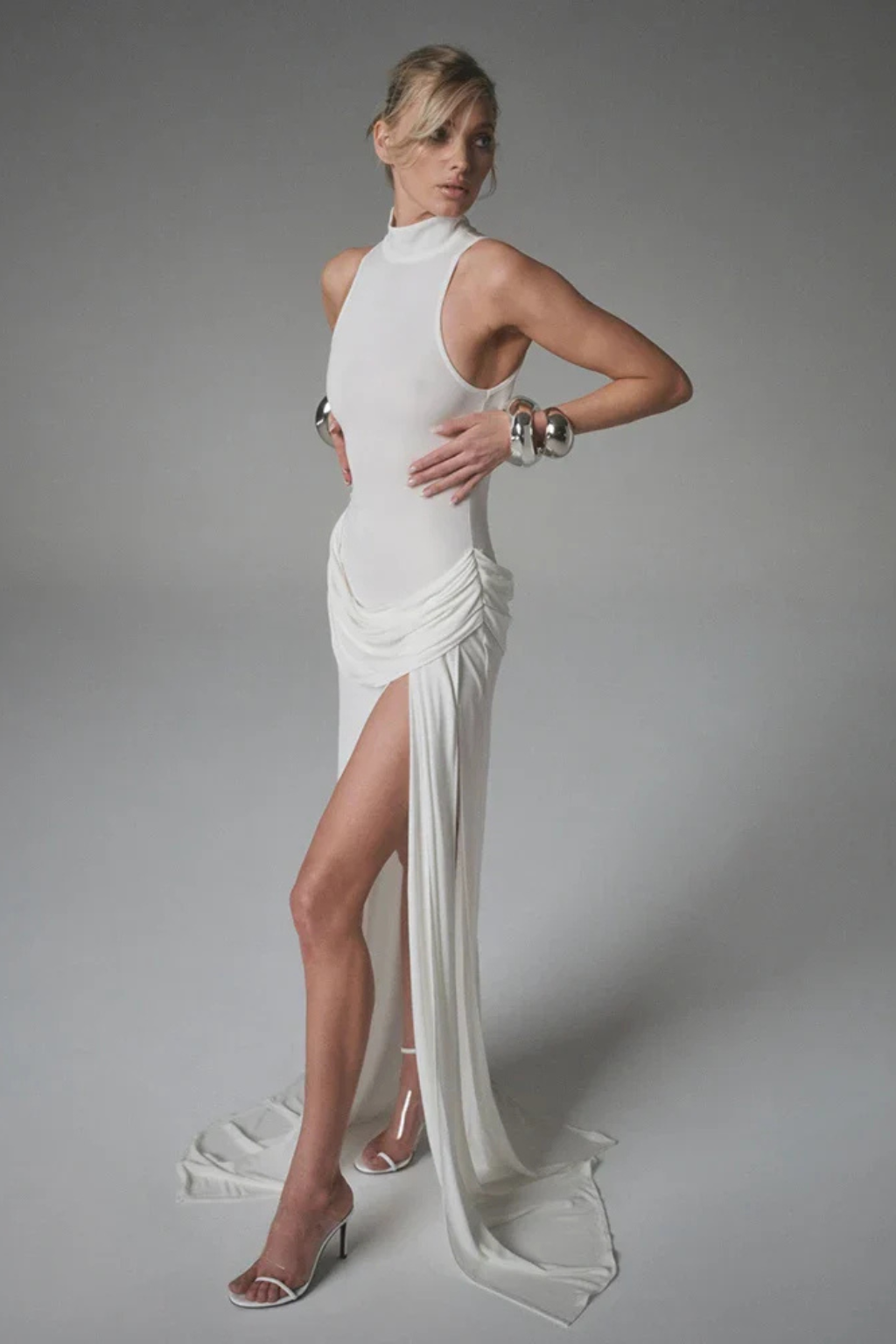 Vestido maxi para mujer, cuello alto y abertura lateral. Diseño sin mangas, ideal para verano, fiestas y ocasiones elegantes.