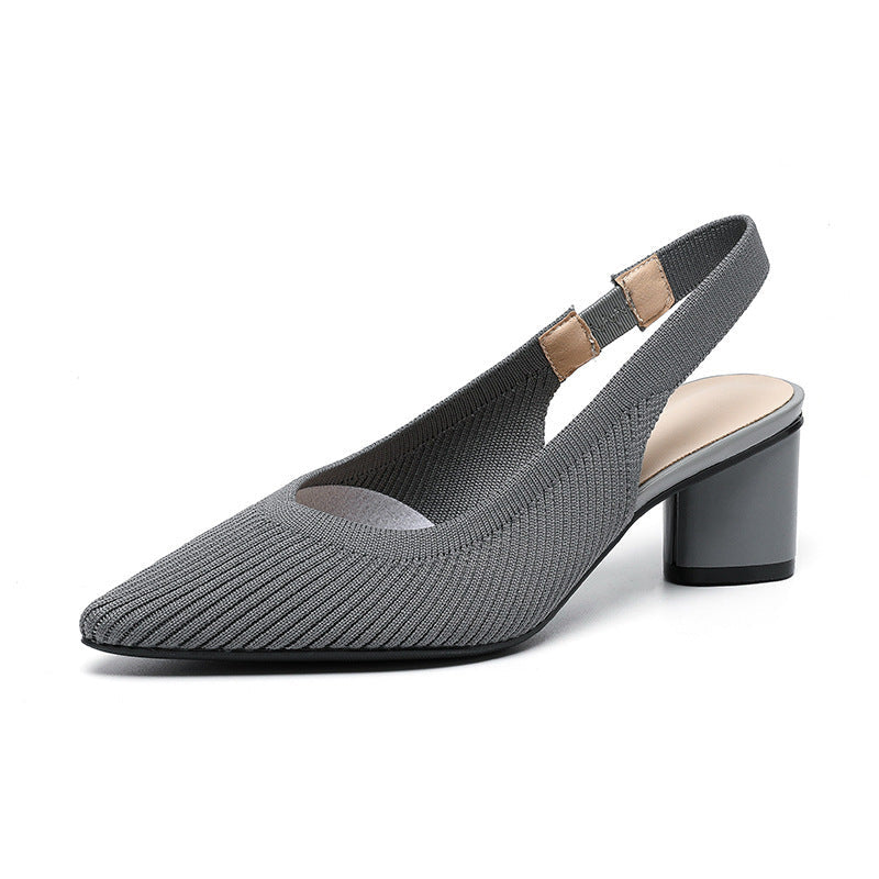 Vista lateral de tacones elegantes de mujer. Presentan tira trasera y punta fina, perfectos para lucir en la oficina.