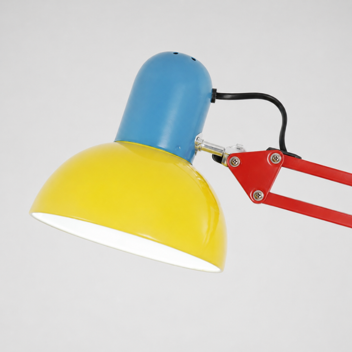 Iluminación ajustable: lámpara de pie Memphis para oficina o rincón de lectura.
