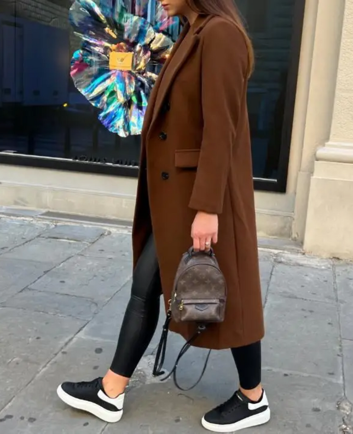 Moda otoño: abrigo entallado mujer, doble botonadura, diseño elegante y moderno.