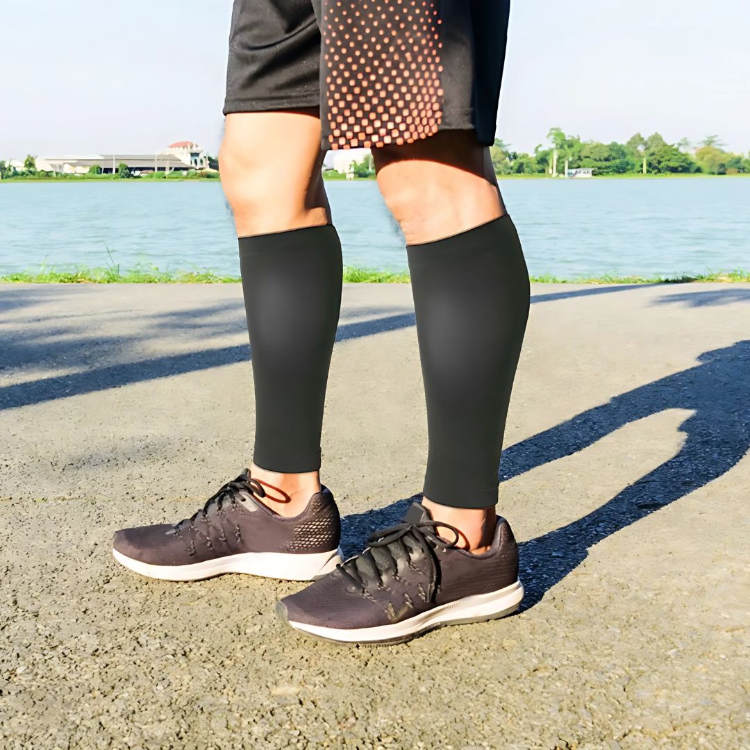 Calcetines de compresión unisex que ofrecen soporte y aceleran la recuperación muscular de las piernas.
