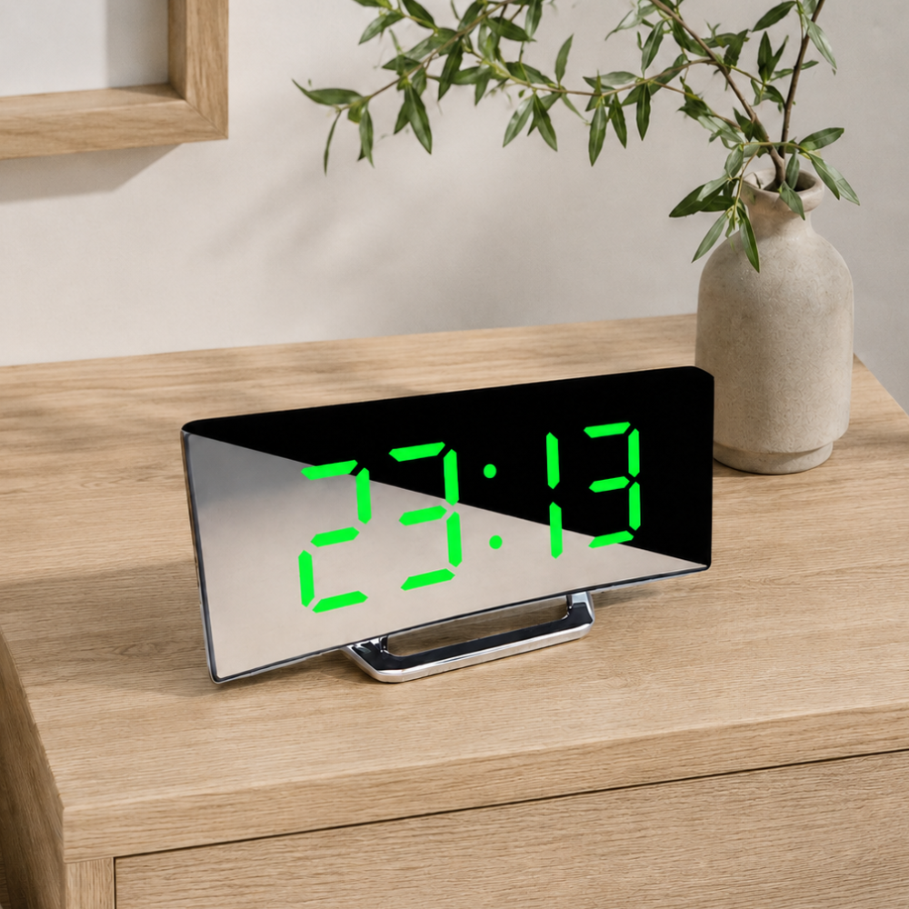 Reloj despertador digital con pantalla LED curvada, ajuste automático de brillo ambiental.