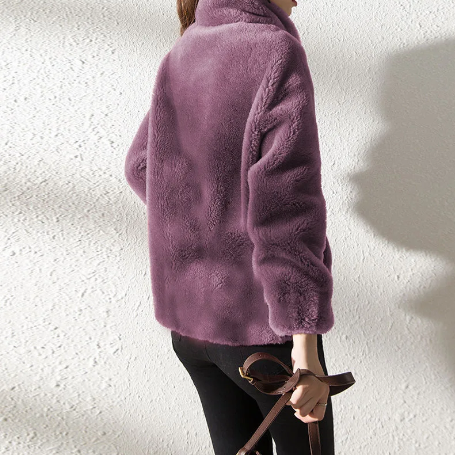 Abrigo de mujer de ante, silueta oversized, un toque de elegancia y moda a tu vestuario.