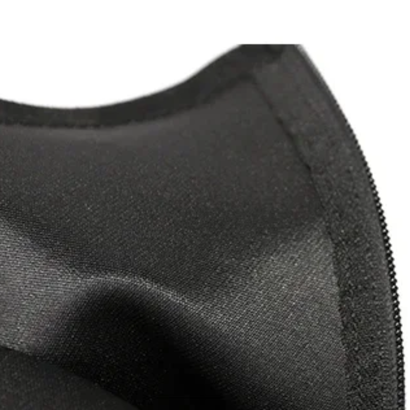 Moda invernal: botas altas negras minimalistas, ligeras para mujer.