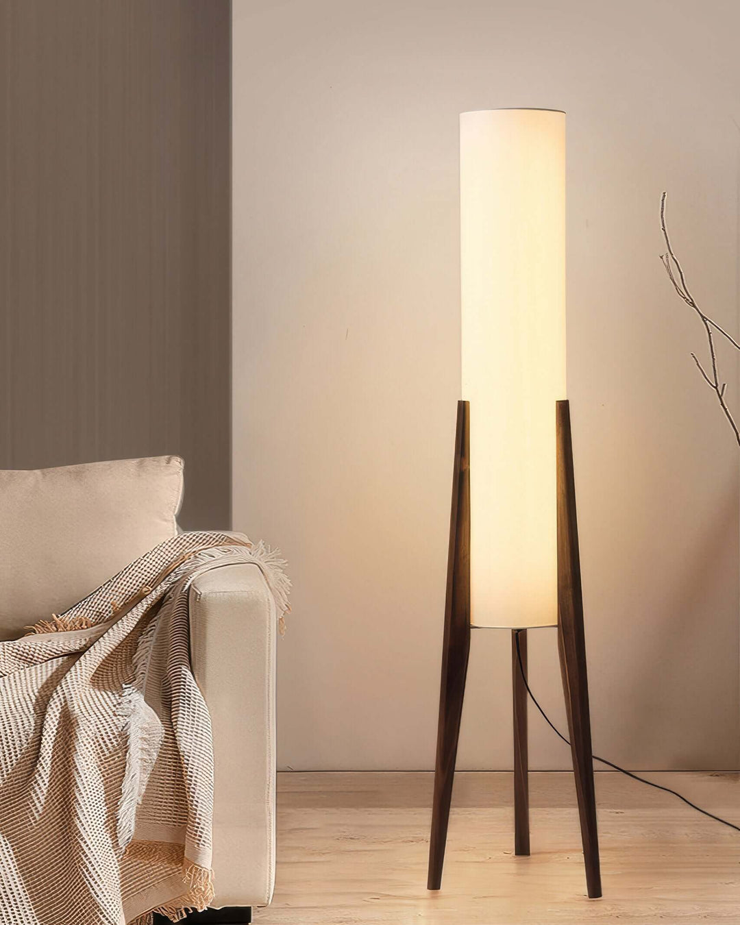 Lámpara de pie de madera maciza, aporta calidez y luz acogedora a cualquier rincón del hogar.