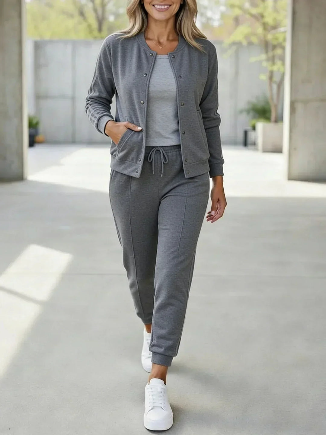 Moda femenina: conjunto sport chic de 3 piezas (chaqueta, top, pantalón) con rayas. Look deportivo elegante y casual.