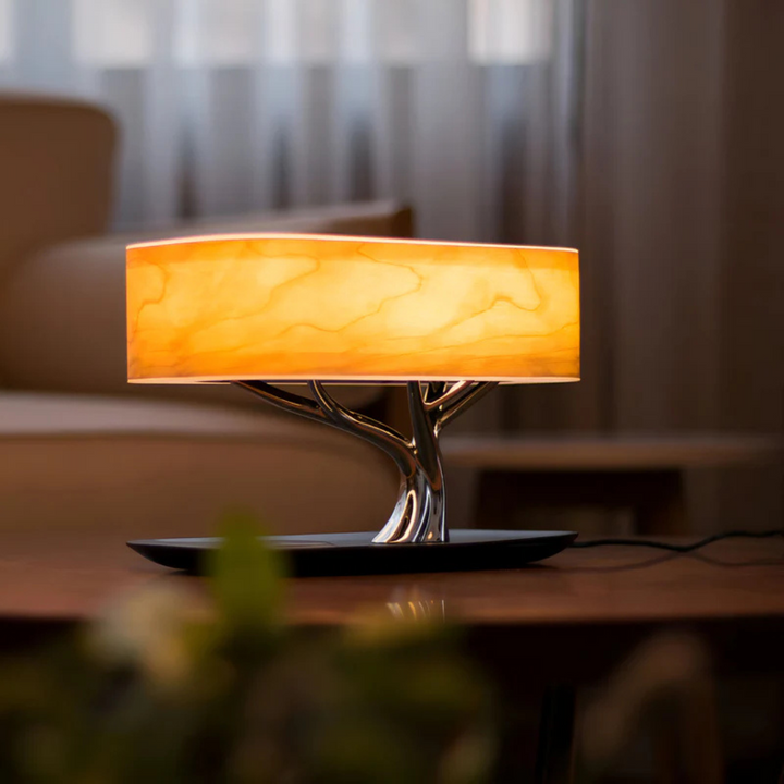 Lámpara de mesa LED moderna con altavoz Bluetooth integrado y carga inalámbrica para smartphones. Iluminación inteligente para el hogar.