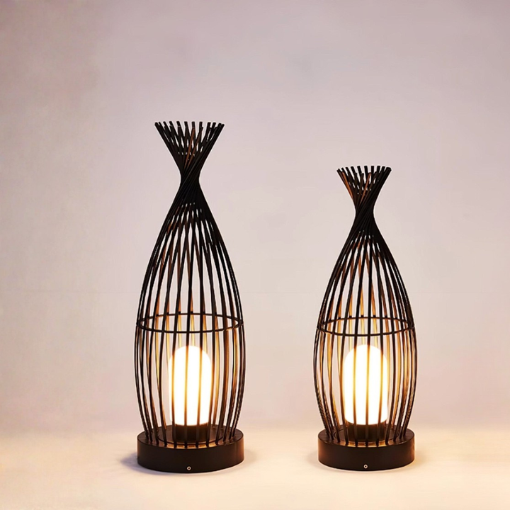 Lámpara de pie LED de exterior para crear luz ambiental en jardines y terrazas modernas.
