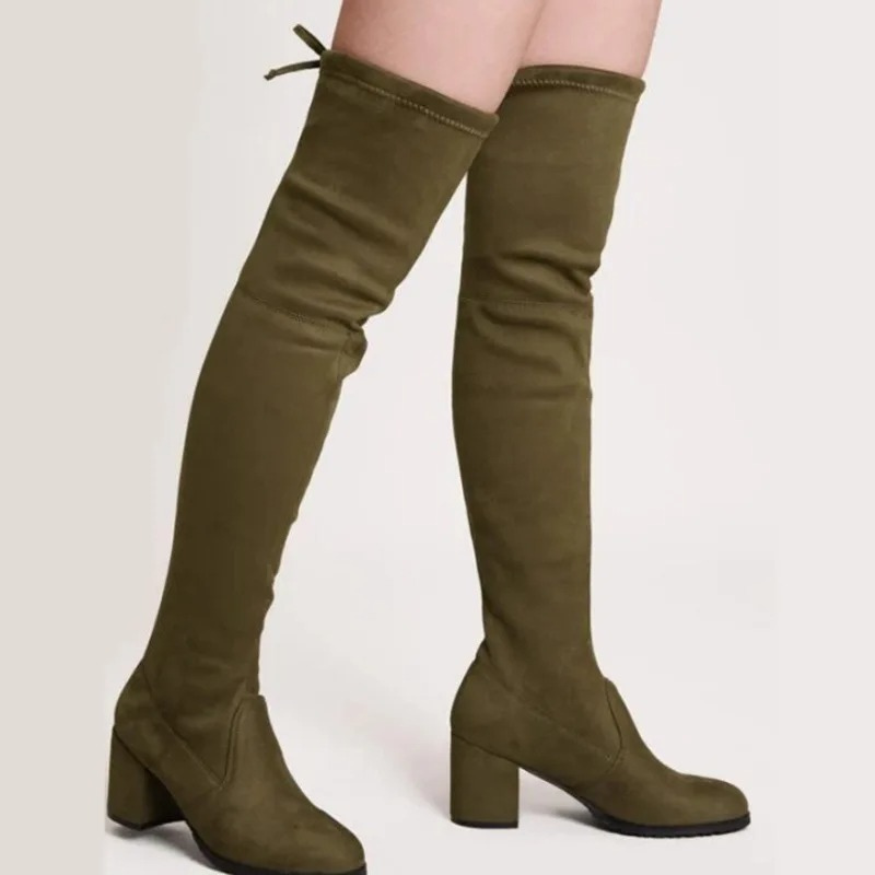 Botas FAYE de caña alta negras para mujer con tacón bloque cómodo. Calzado elegante de invierno.