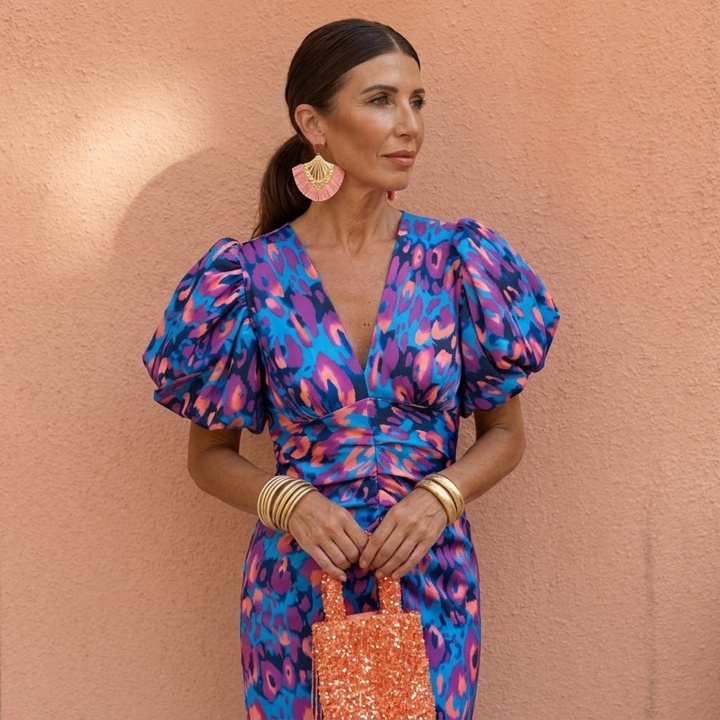 Vestido de mujer, estilo primaveral con cuello V y mangas abullonadas, silueta femenina y chic.