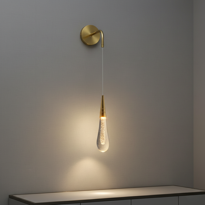 Aplique LED elegante con cristal para pared. Luz blanca cálida para un ambiente acogedor.