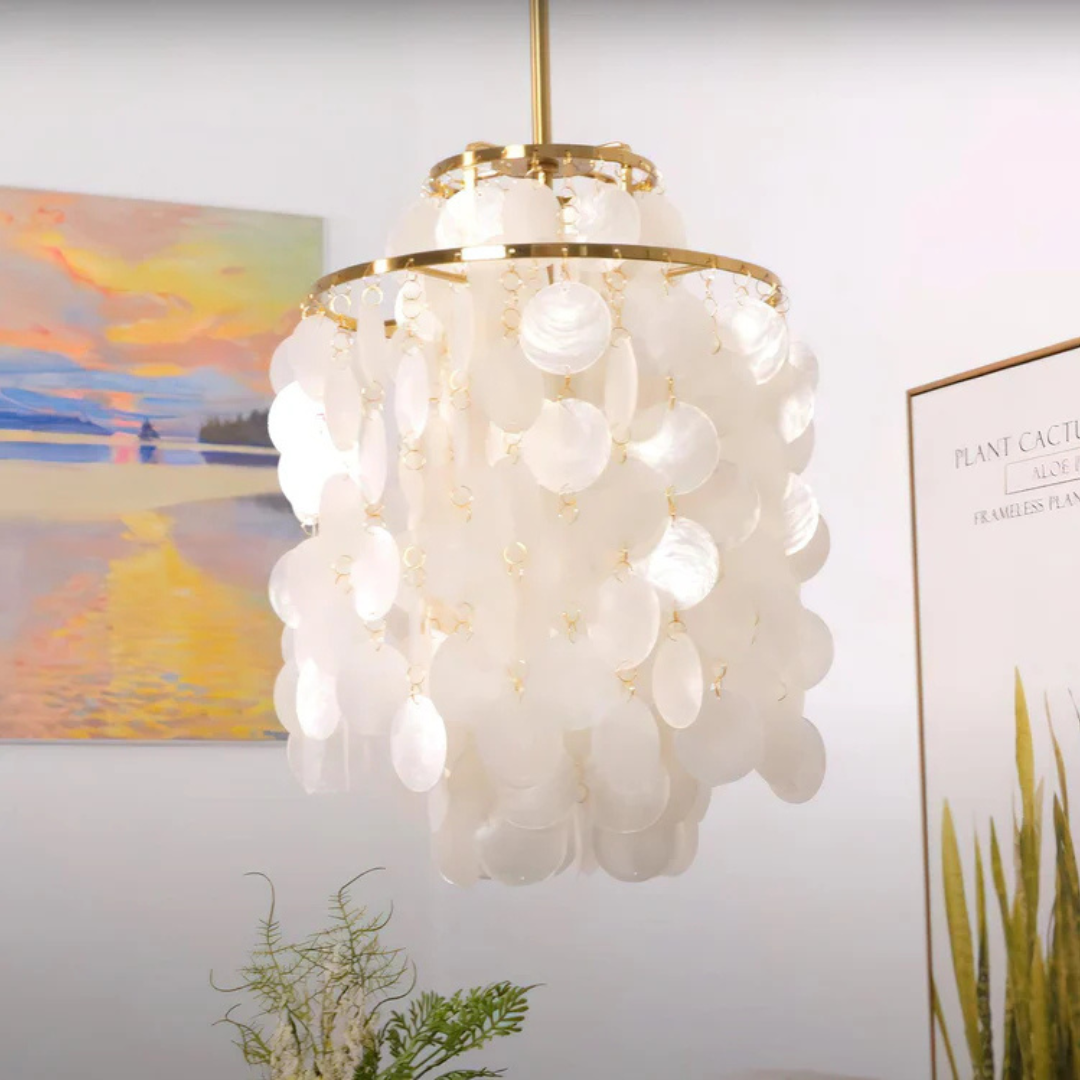 Lámpara colgante vintage de concha natural, ideal para interiores cálidos y decoración hogareña.