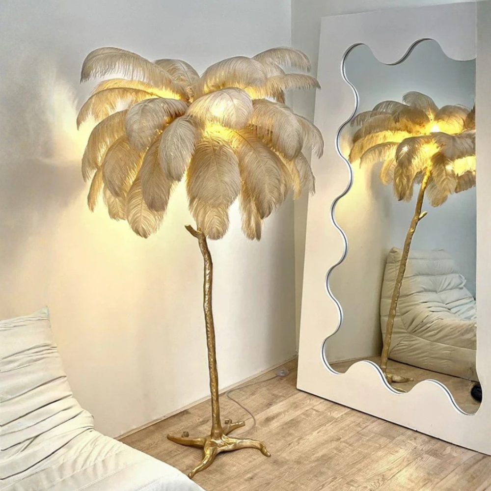 Lámpara de pie con base trípode elegante, pantalla de plumas para un ambiente luminoso y moderno.