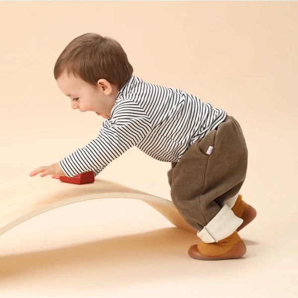 Calcetines-zapato para niños, antideslizantes, perfectos para juegos interiores y exteriores con protección.