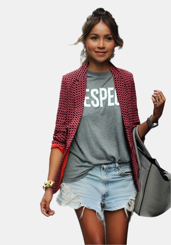 Mujer vistiendo blazer rojo entallado y ligero. Chaqueta elegante para un outfit de oficina moderno y cómodo.