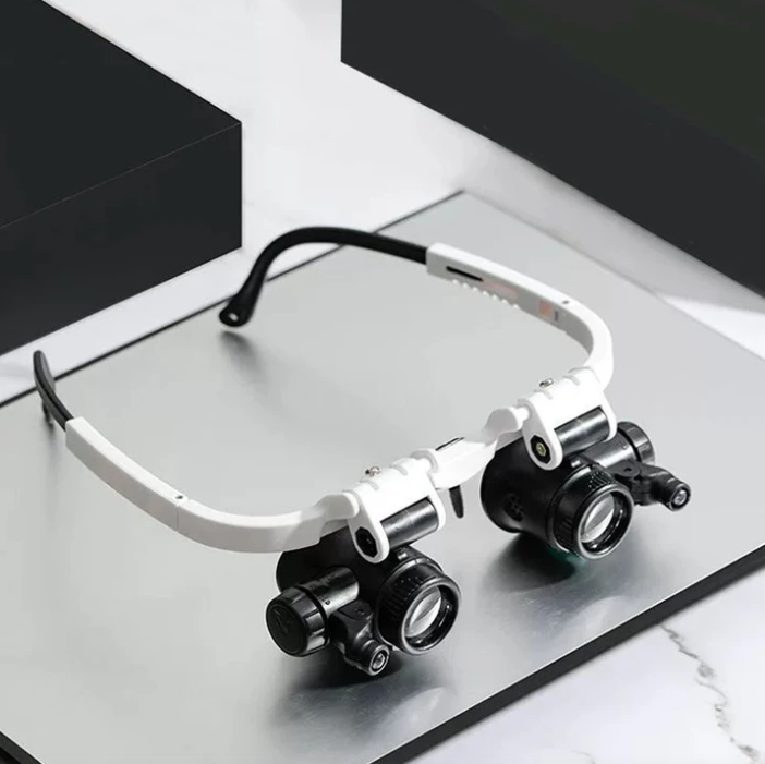 Gafas con lentes de aumento intercambiables, ideales para distintas necesidades de precisión en modelismo.