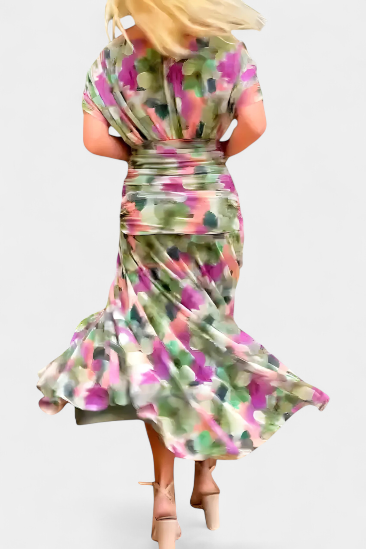 Vestido estampado floral, largo, escote V, cintura plisada. Elegante para mujeres en fiestas.
