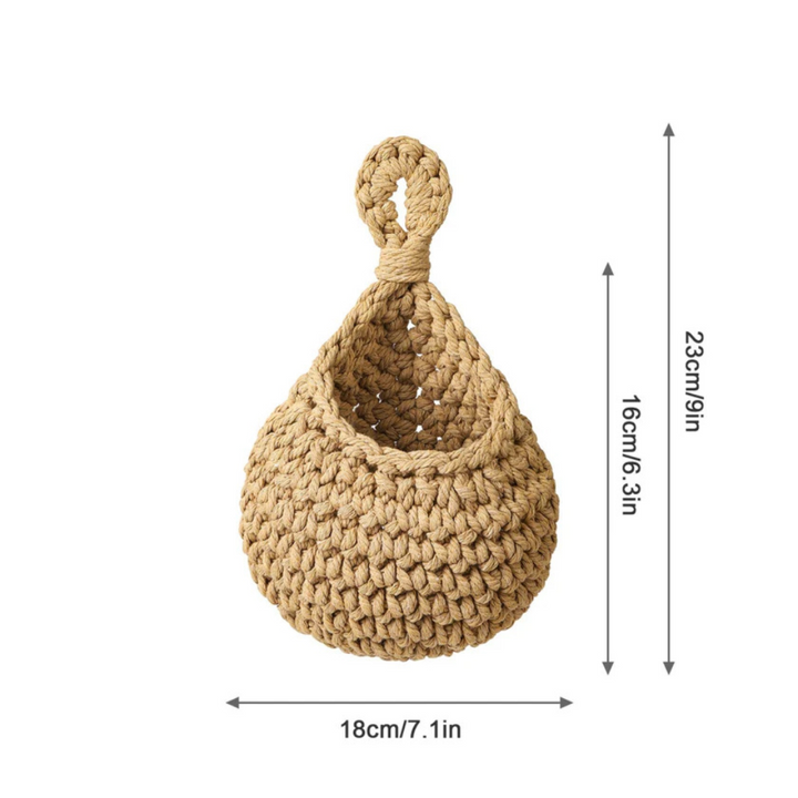 Decorativa cesta colgante de yute estilo bohemio para añadir un toque natural a cualquier hogar.