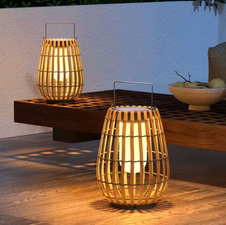 Luz LED cálida e impermeable para terraza. Lámpara de suelo solar de rattan para decoración exterior.