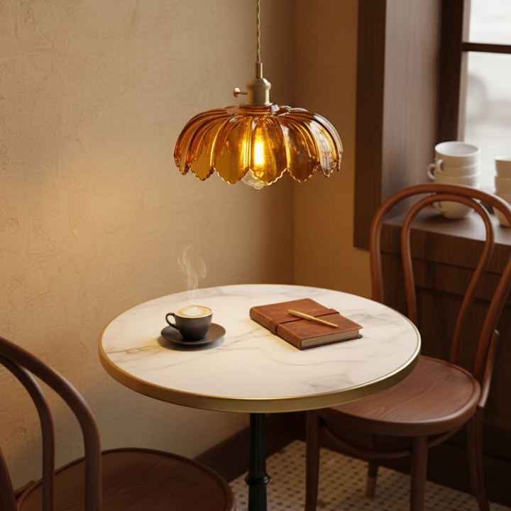 Lámpara colgante floral de vidrio estriado y latón. Ideal para cocina o comedor con estilo vintage.