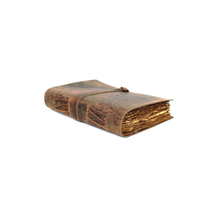 Cuaderno de cuero vintage con textura detallada, ideal para diario personal y escritura.