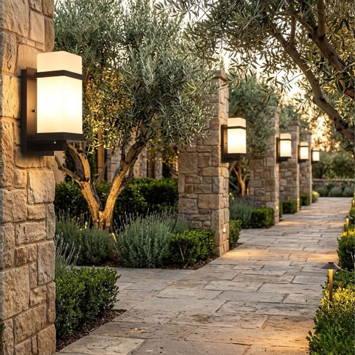 Lámpara de pared para terraza. Aplique exterior de metal y vidrio con iluminación IP65 para tu patio.