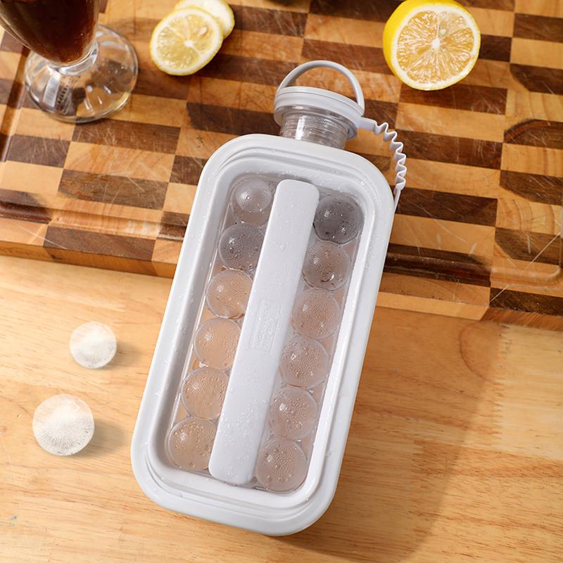 Prepara bebidas frías con este vaso enfriador y molde de bolas de hielo. Granizados perfectos y refrescantes.