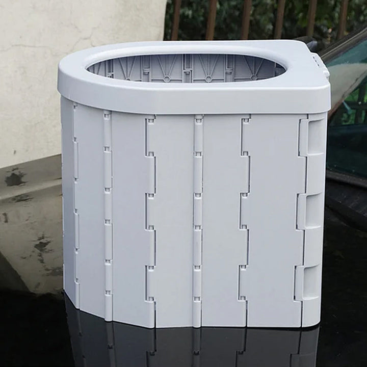 Inodoro plegable compacto para camping, fácil de transportar en viajes y senderismo. Muy práctico.
