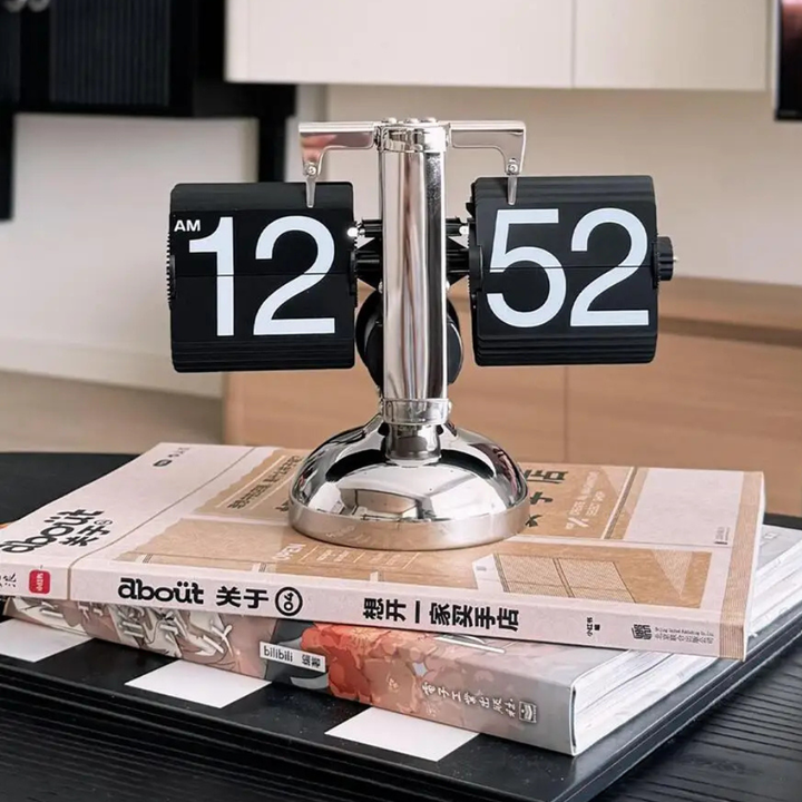 Reloj de mesa con números grandes estilo retro moderno. Decoración versátil para el hogar.