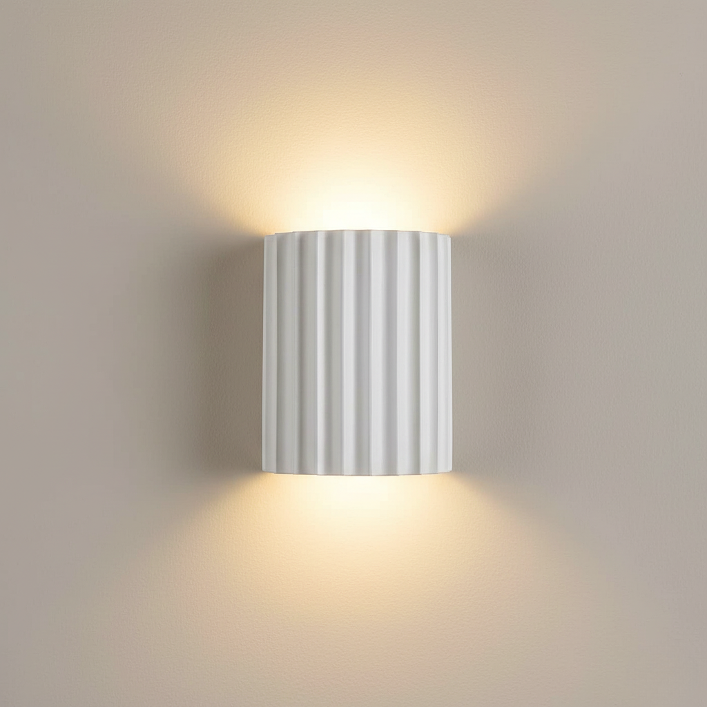 Aplique de pared Stria con diseño escultural estriado, ideal para iluminación moderna y ambiental del hogar.