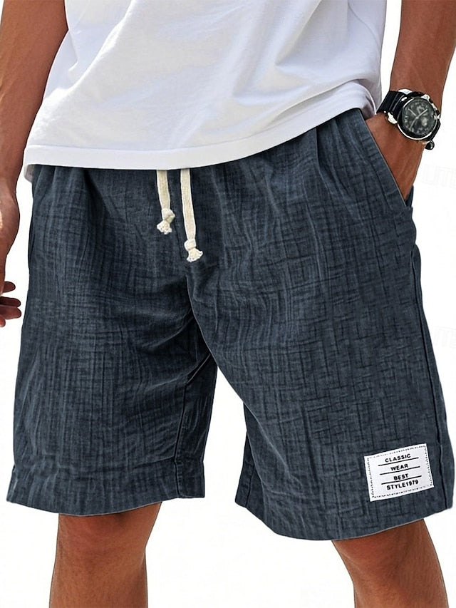 Modelo luciendo pantalones cortos ligeros de hombre, perfectos para el calor veraniego, moda casual.