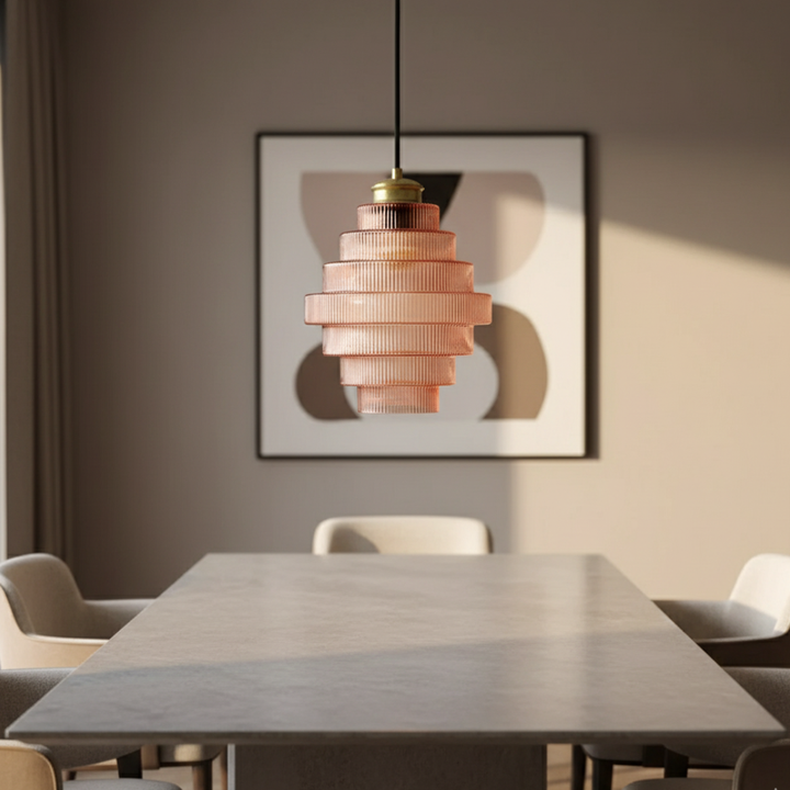 Lámpara colgante de cristal y latón antiguo, ideal para iluminación de cocina o decoración del hogar.