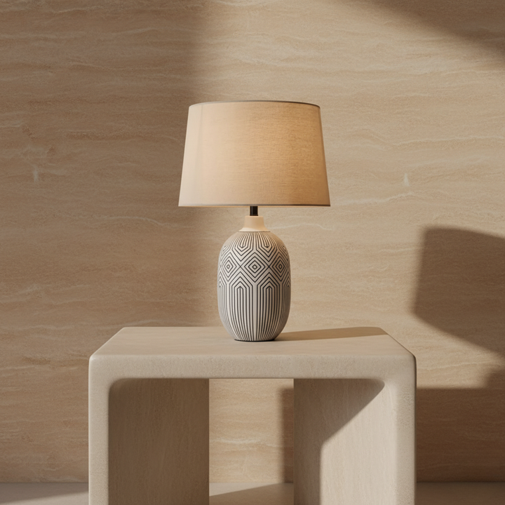 Lámpara de mesa Lumera escultural blanca, diseño moderno y minimalista, ideal para sala de estar y decoración del hogar.
