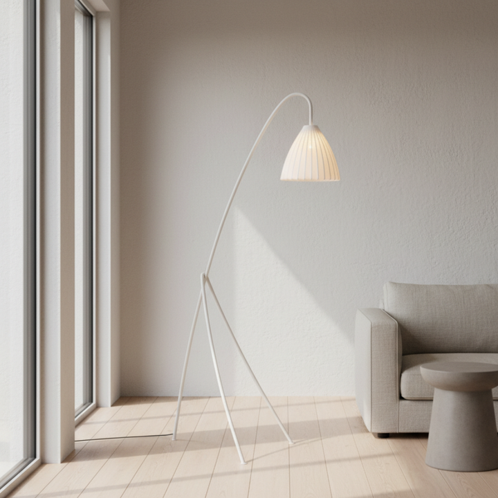 Lámpara decorativa de pie, trípode. Estilo Japandi para iluminación interior elegante.