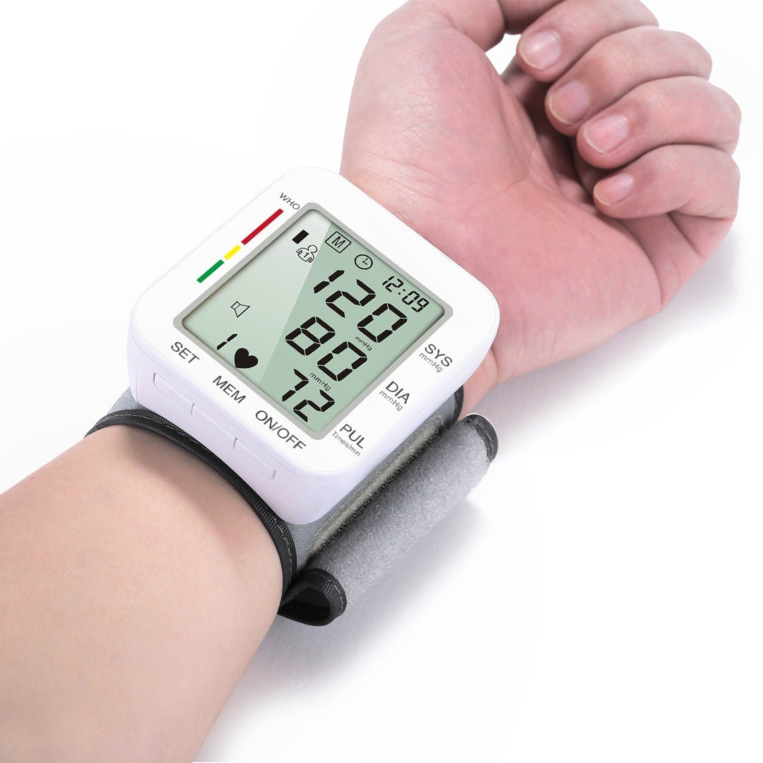 Tensiómetro electrónico de muñeca recargable para medición precisa de presión arterial, ideal para uso doméstico portátil.