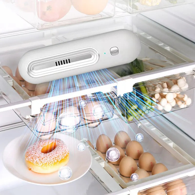 Purificador de aire compacto para refrigerador, elimina olores y mantiene alimentos frescos con tecnología de ozono.