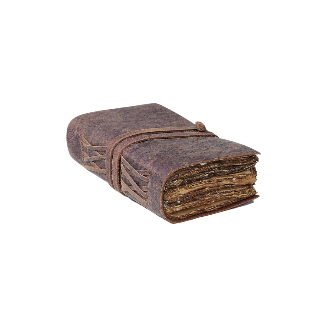 Cuaderno recargable de cuero vintage artesanal, ideal para diario personal o notas. Tapa marrón, compacto.
