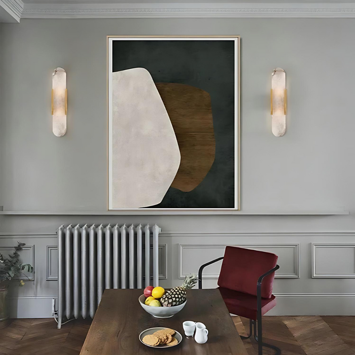 Luz de acento moderna: aplique de pared de mármol y metal, perfecto para pasillos o galerías.