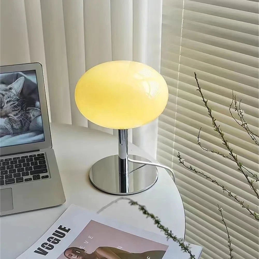 Moderna lámpara de mesa LED, sin cables, ideal para decoración de hogar y con luz regulable táctil.