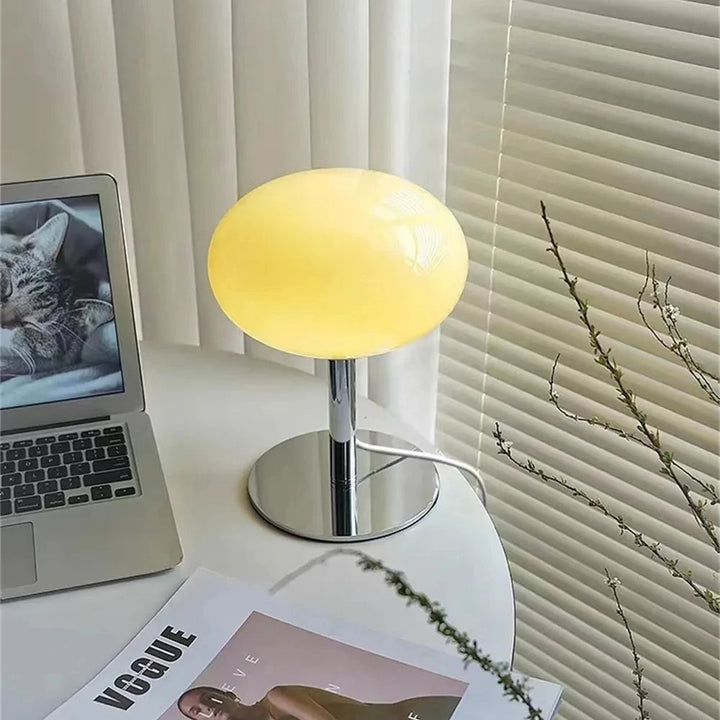 Moderna lámpara de mesa LED, sin cables, ideal para decoración de hogar y con luz regulable táctil.